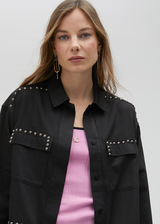 Camisa larga com tachas