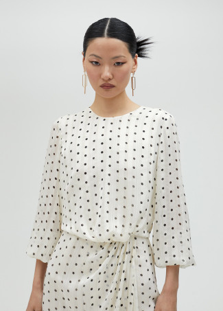 Kurzes Kleid mit Tupfen