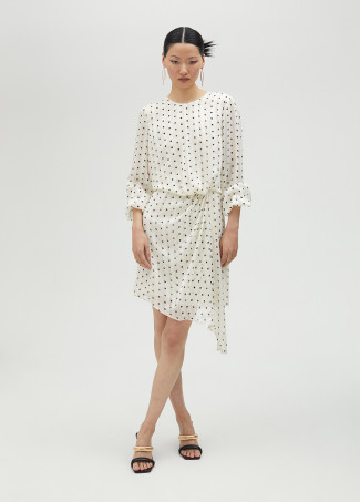 Kurzes Kleid mit Tupfen