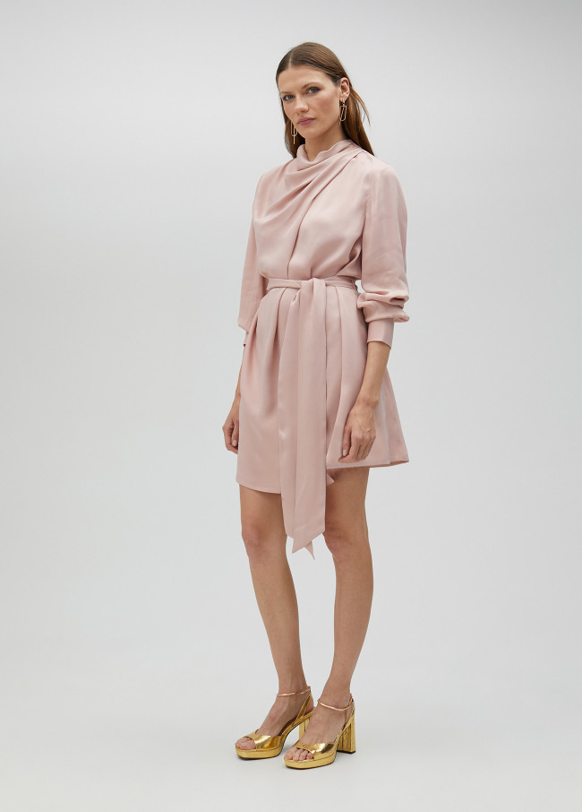 Kurzes Kleid mit Gürtel