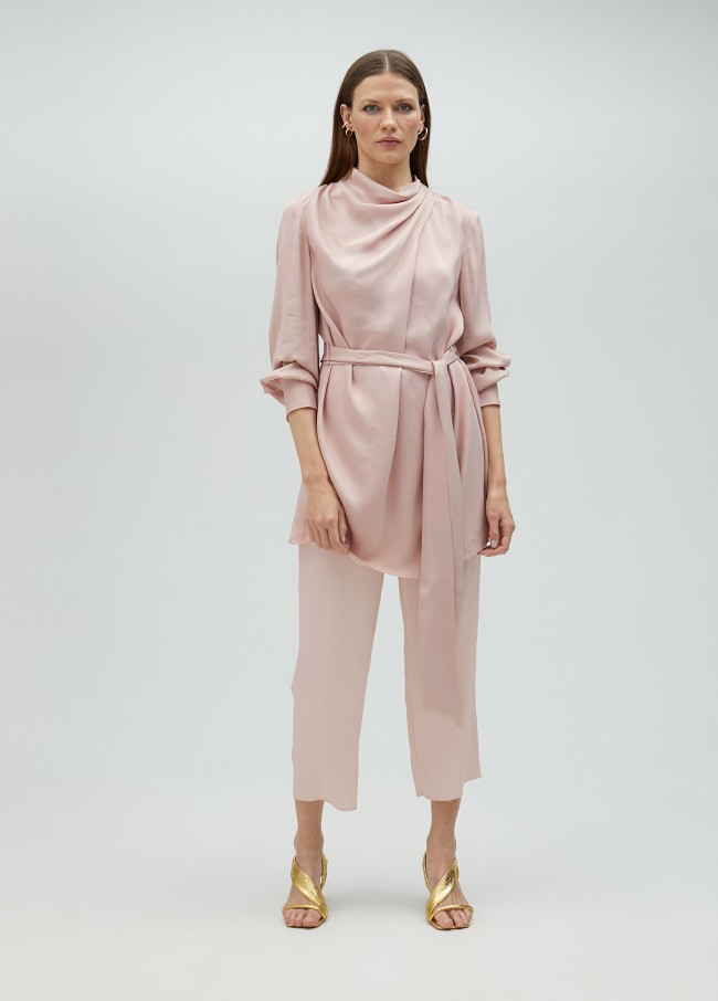 Kurzes Kleid mit Gürtel