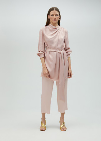 Vestido corto con cinturón