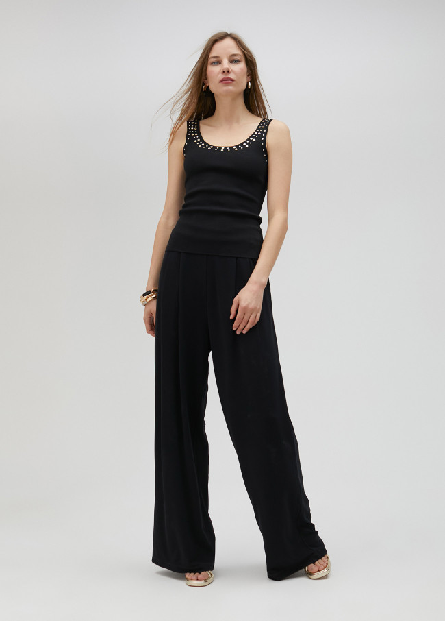 Top in maglia con strass sul collo