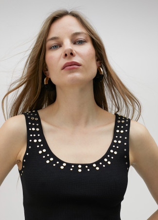 Top de malha com strass na gola