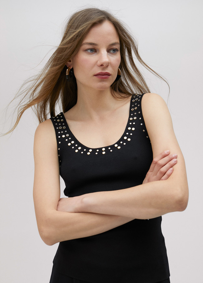 Top de punto con strass en cuello