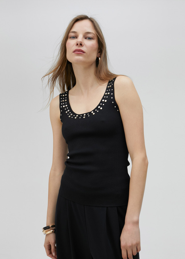 Top in maglia con strass sul collo