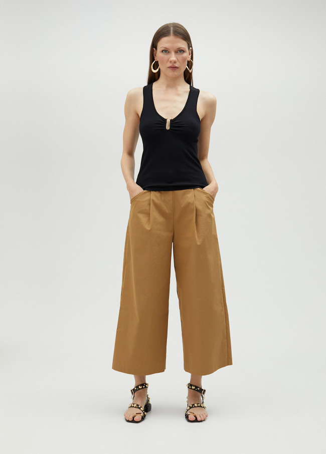 Top tirante de punto con pieza metálica