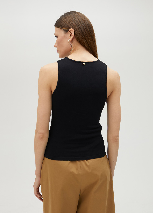 Top tirante de punto con pieza metálica