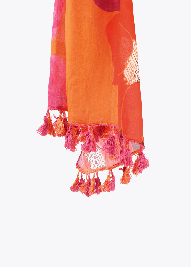 Pareo fondo naranja con flores.