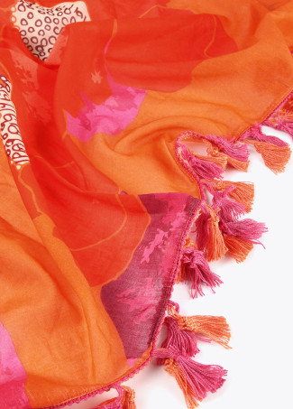 Pareo fondo naranja con flores.