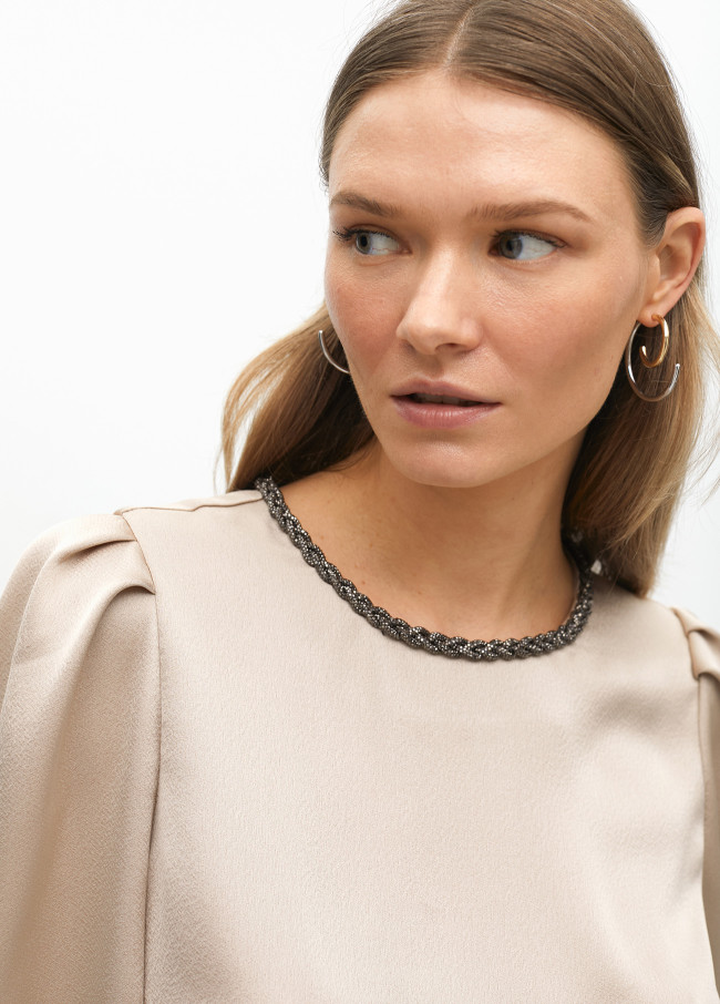 Blusa con detalle joya en cuello