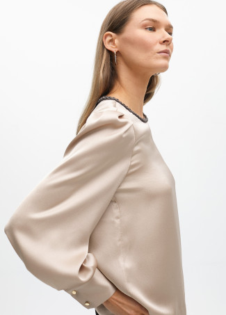 Blusa con detalle joya en cuello