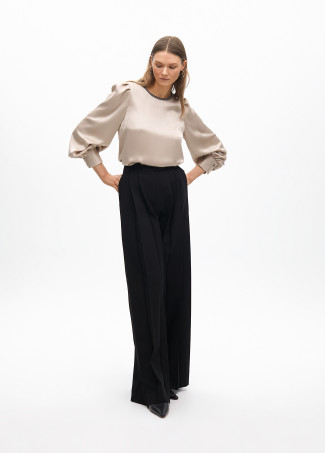Blusa con detalle joya en cuello