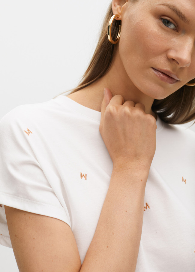 Drop sleeve T-shirt with embroidered logo