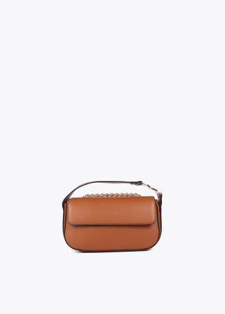 Bandoleira de efeito pele com aba e logotipo M na alça