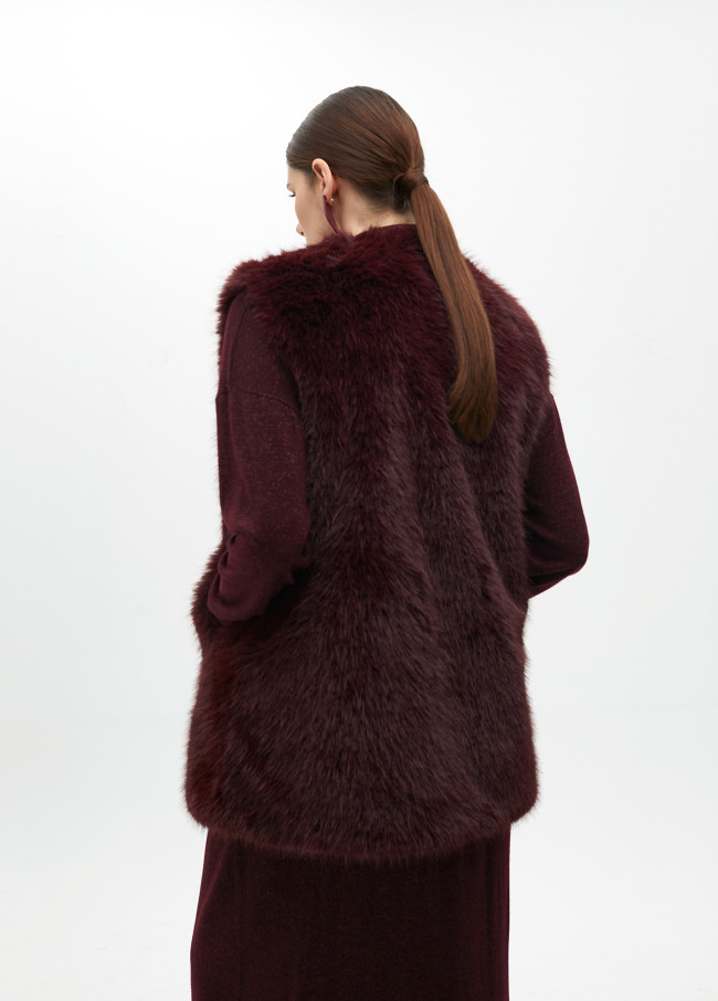 Gilet with fuzzy lining and logos