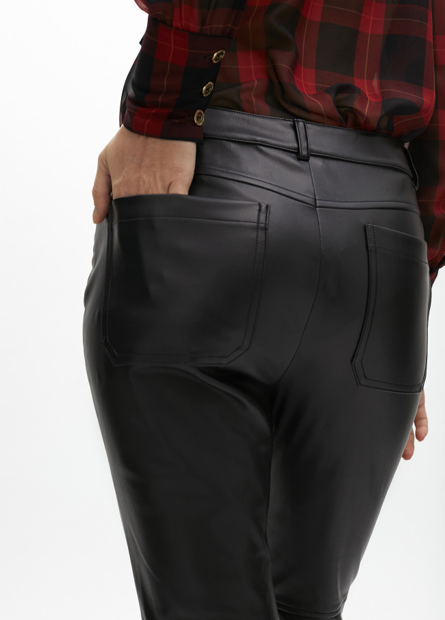 Pantaloni effetto pelle con zip