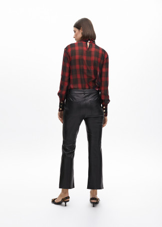Pantaloni effetto pelle con zip