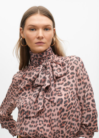 Vestido com estampa animal e laço