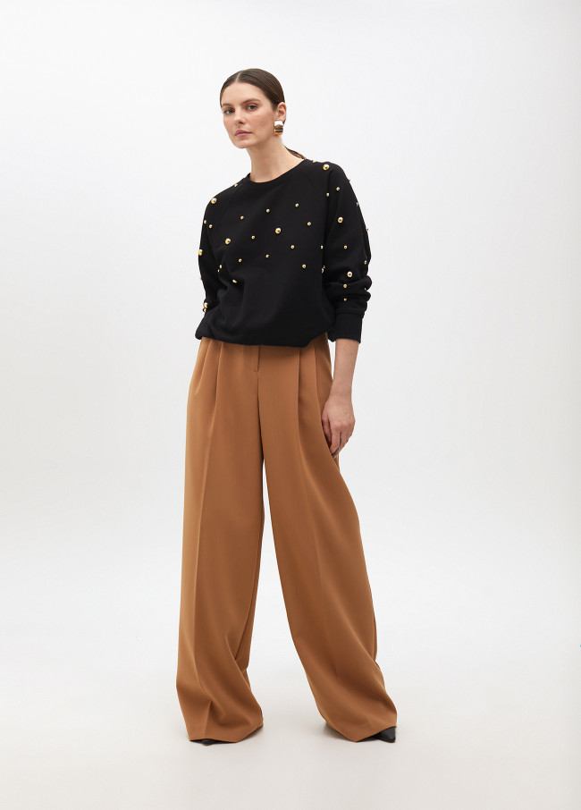 Round neck sweatshirt with round studs