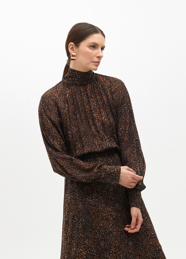 Vestito a collo alto animalier