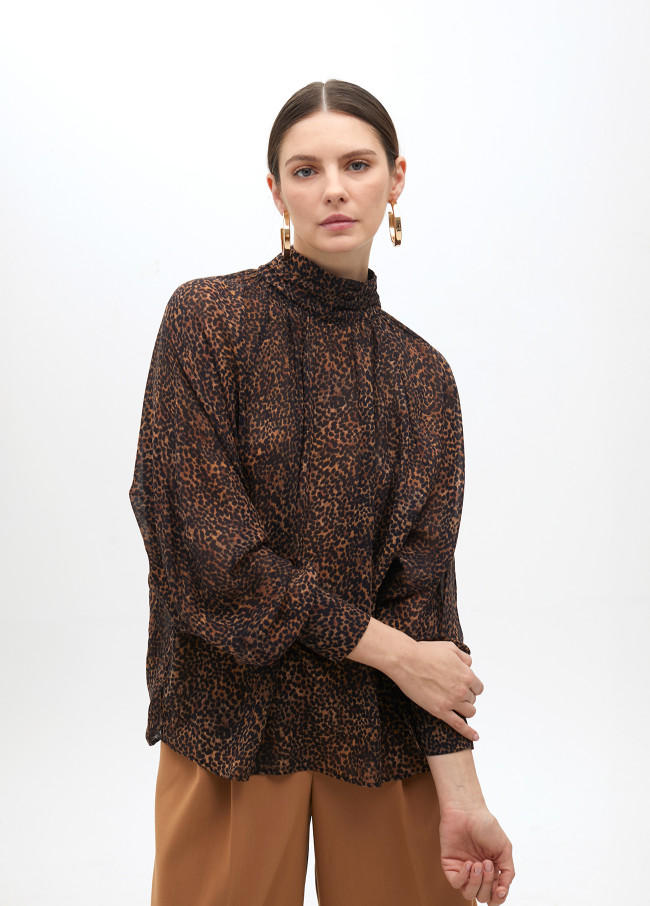Blusa cuello perkins animal print