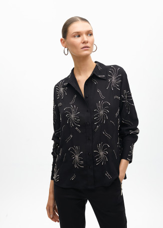 Camisa chiffon detalhes joia