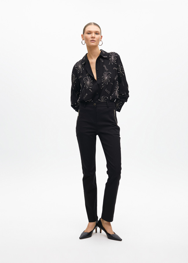 Camisa chiffon detalhes joia