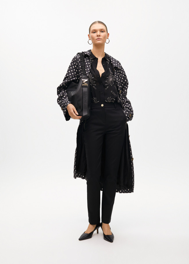 Camisa chiffon detalhes joia