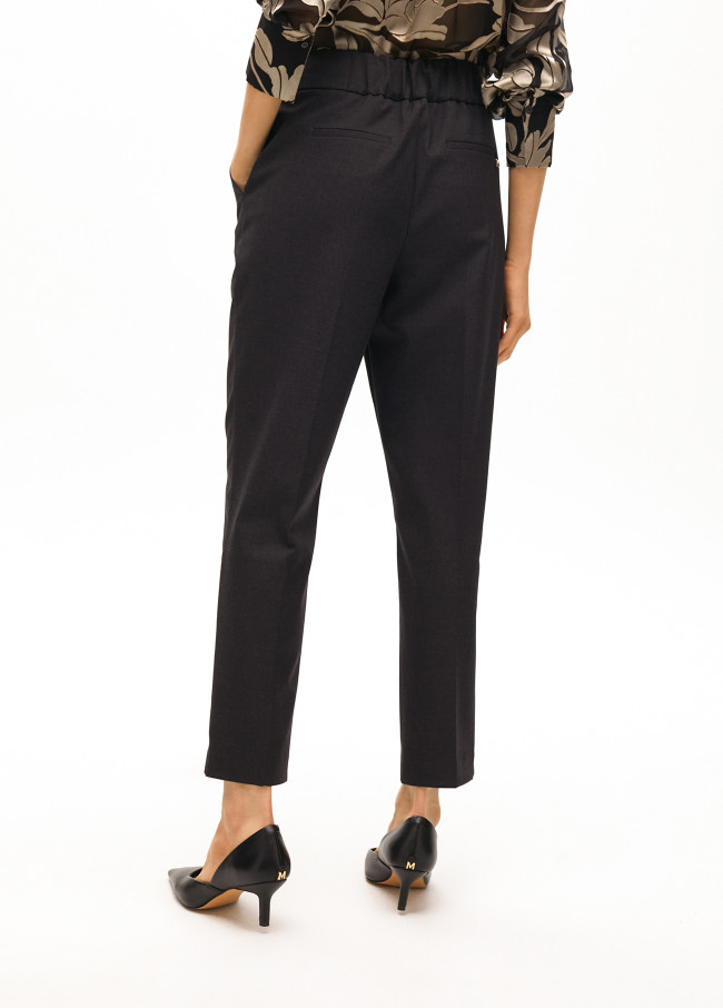 Pantalón chino con detalle cinturilla