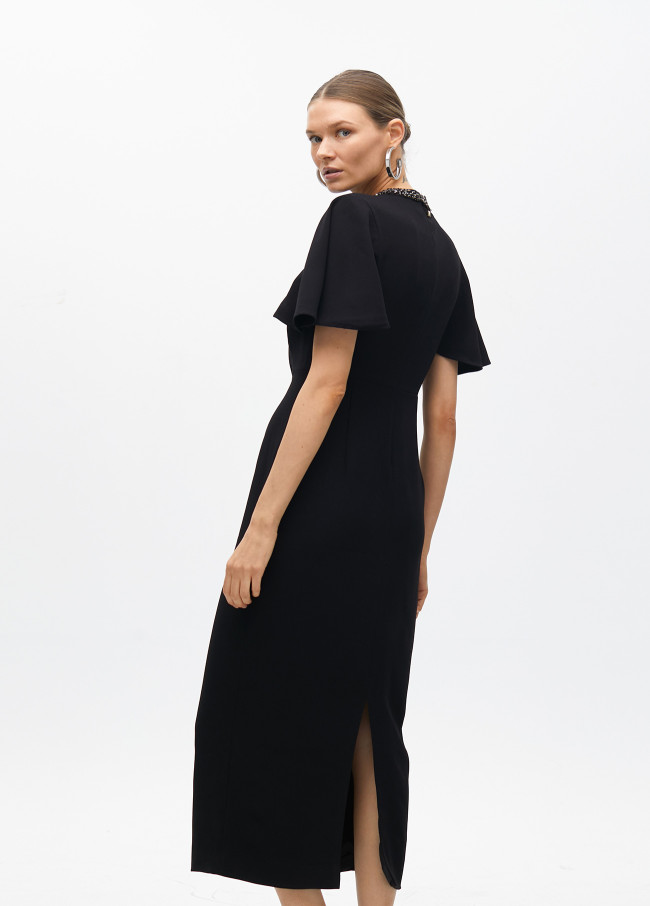 Vestido manga capa cuello joya