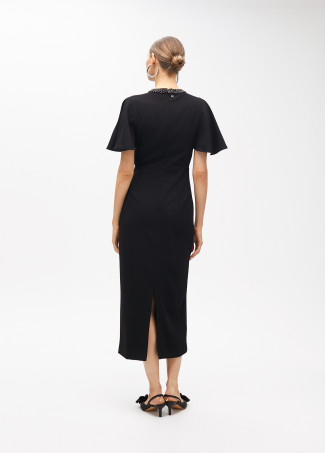 Vestido manga capa cuello joya