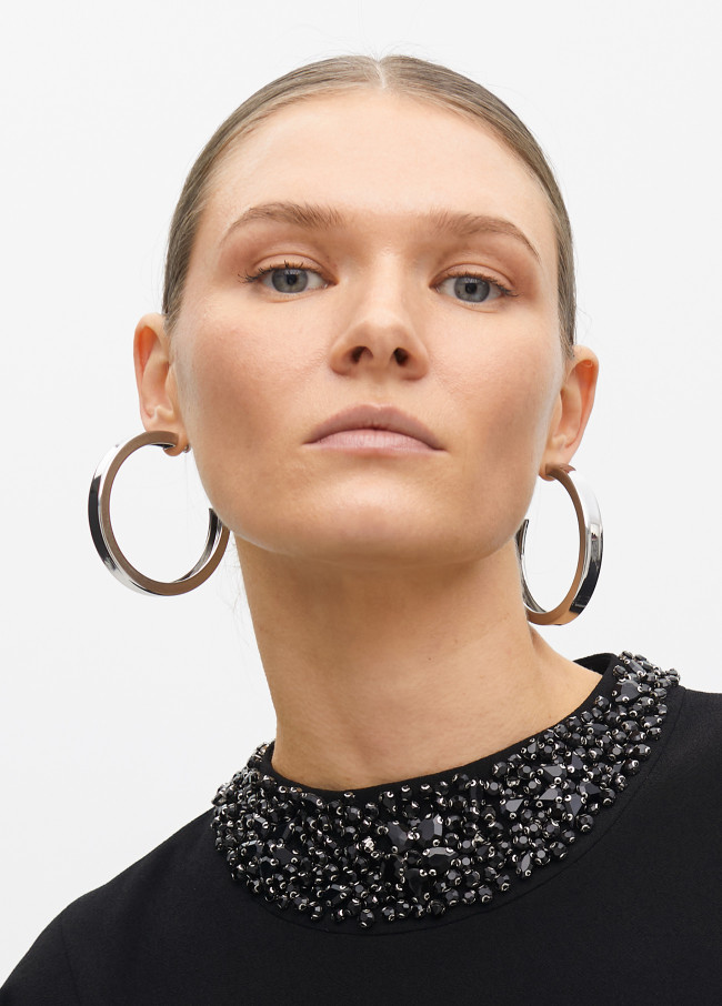 Vestido manga capa cuello joya