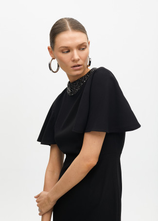 Vestido manga capa cuello joya