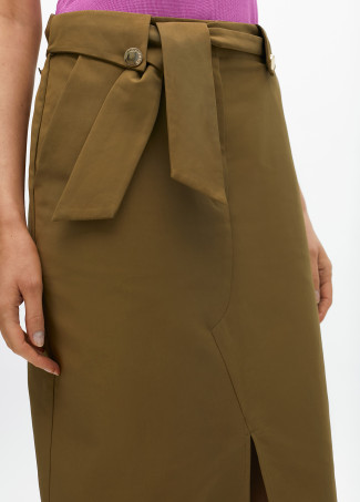 Saia Midi com Cinto de Laço e Detalhes de Botões
