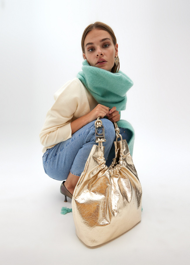 Shopper metalizado con asa de nudos