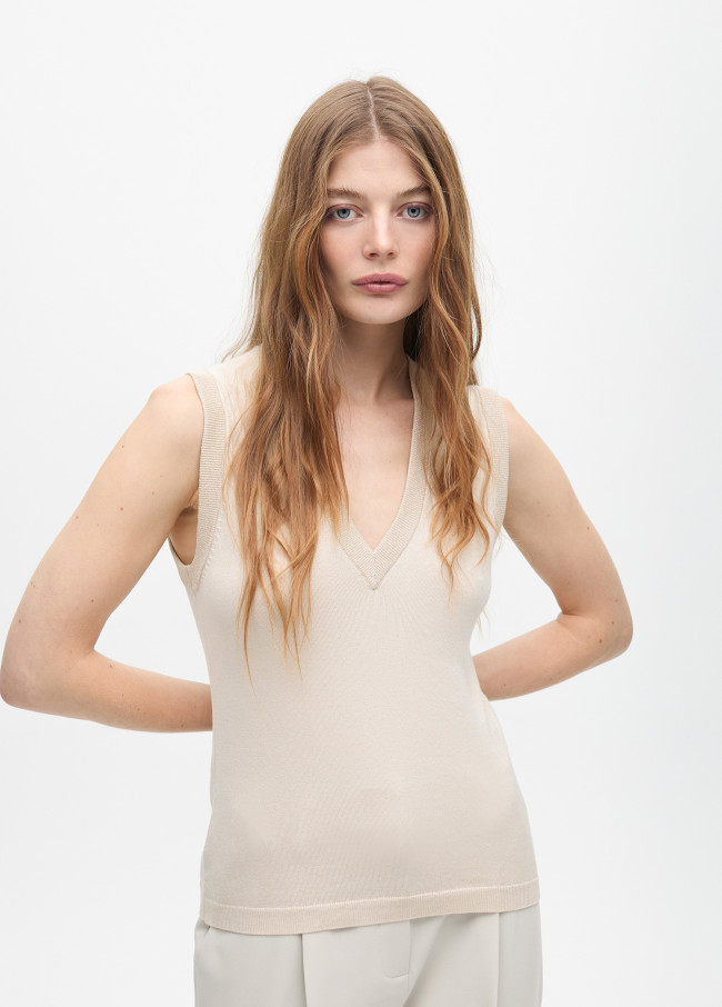 Basic top with contrast lurex detail