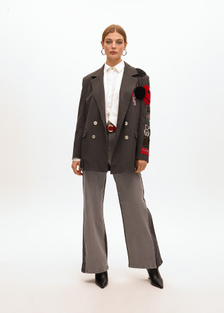 Americana cruzada oversize detalle parches