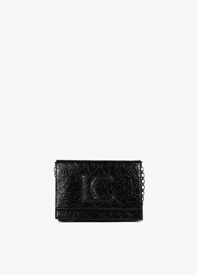 Bandolera con solapa efecto piel brillante con...