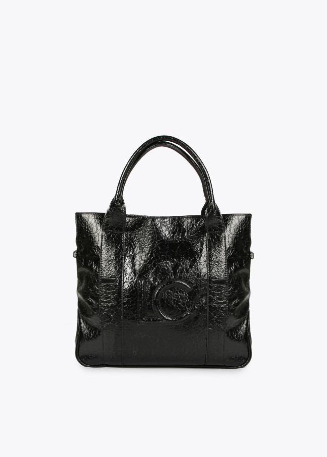 Shopper efecto piel brillante con logo en relieve