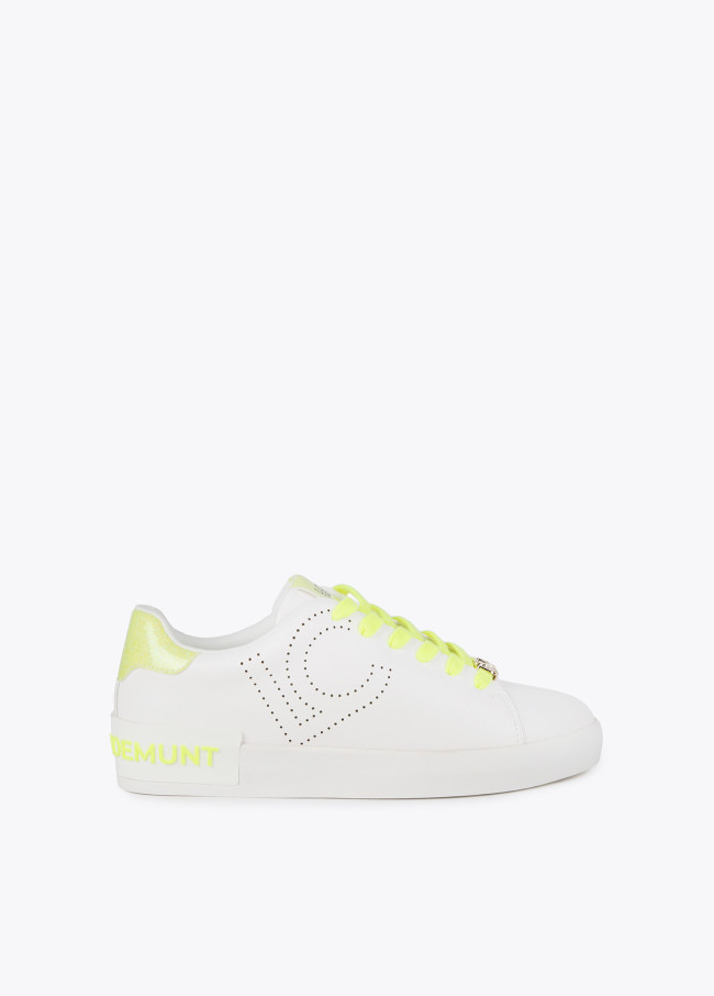 Deportiva con detalle LC perforado
