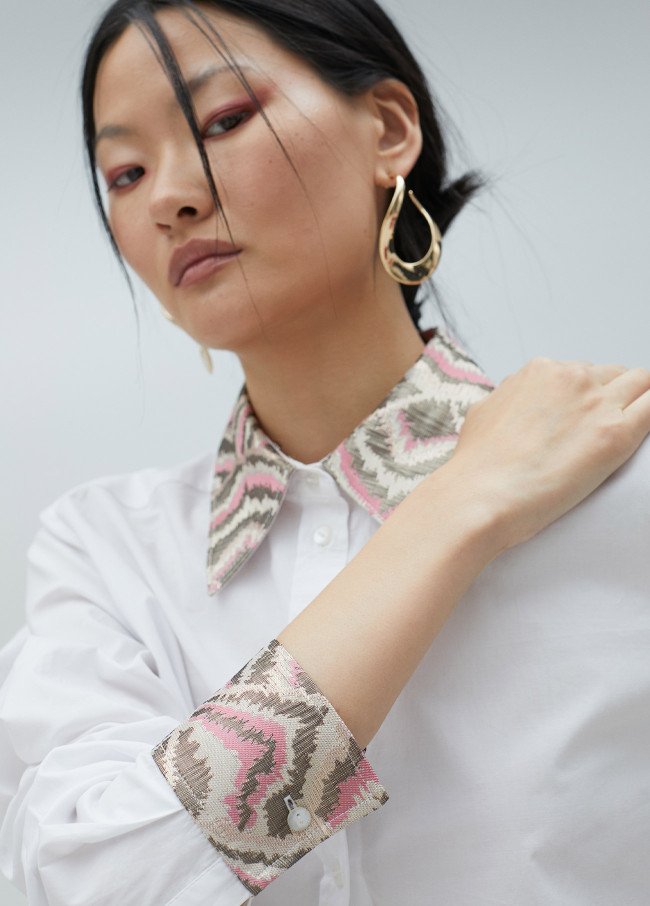 Camisa con detalles en tejido jacquard