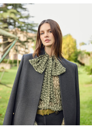 Logo shirt with bow at the collar