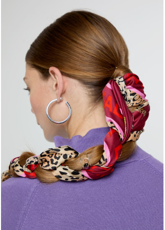 Lenço estampado LC e leopardos