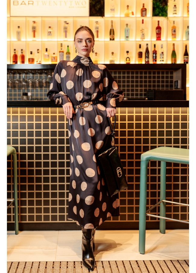 Vestido evasê gola alta com bolinhas