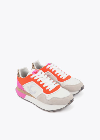 Deportiva con plataforma tricolor en tejidos combinados y detalles en piel