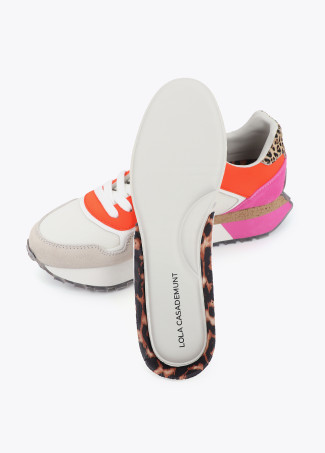 Deportiva con plataforma tricolor en tejidos combinados y detalles en piel