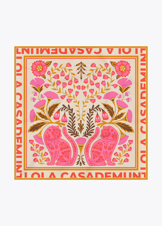 Pañuelo satinado con flores y tigres