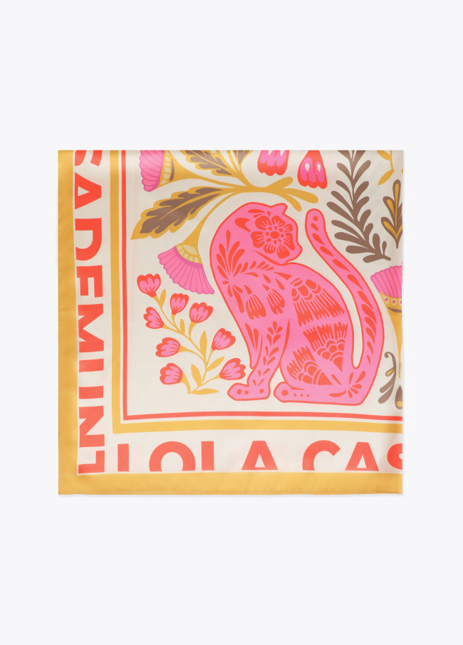 Foulard en satin avec différents motifs floraux...
