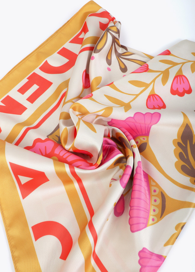 Pañuelo satinado con florales y tigres